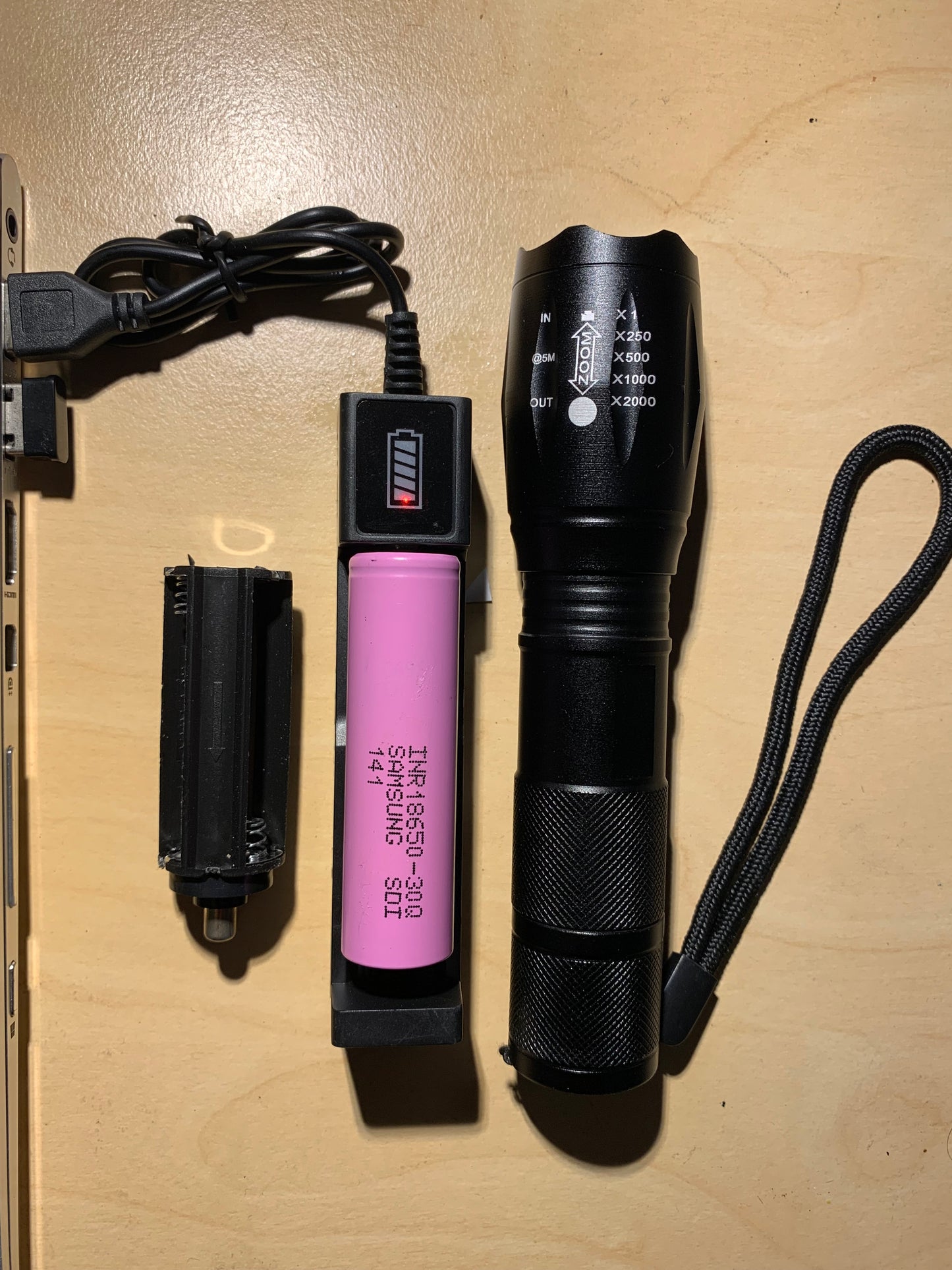 COMBO Flashlifght+Charger+ 1x Li-ion Samsung INR 18650-30Q