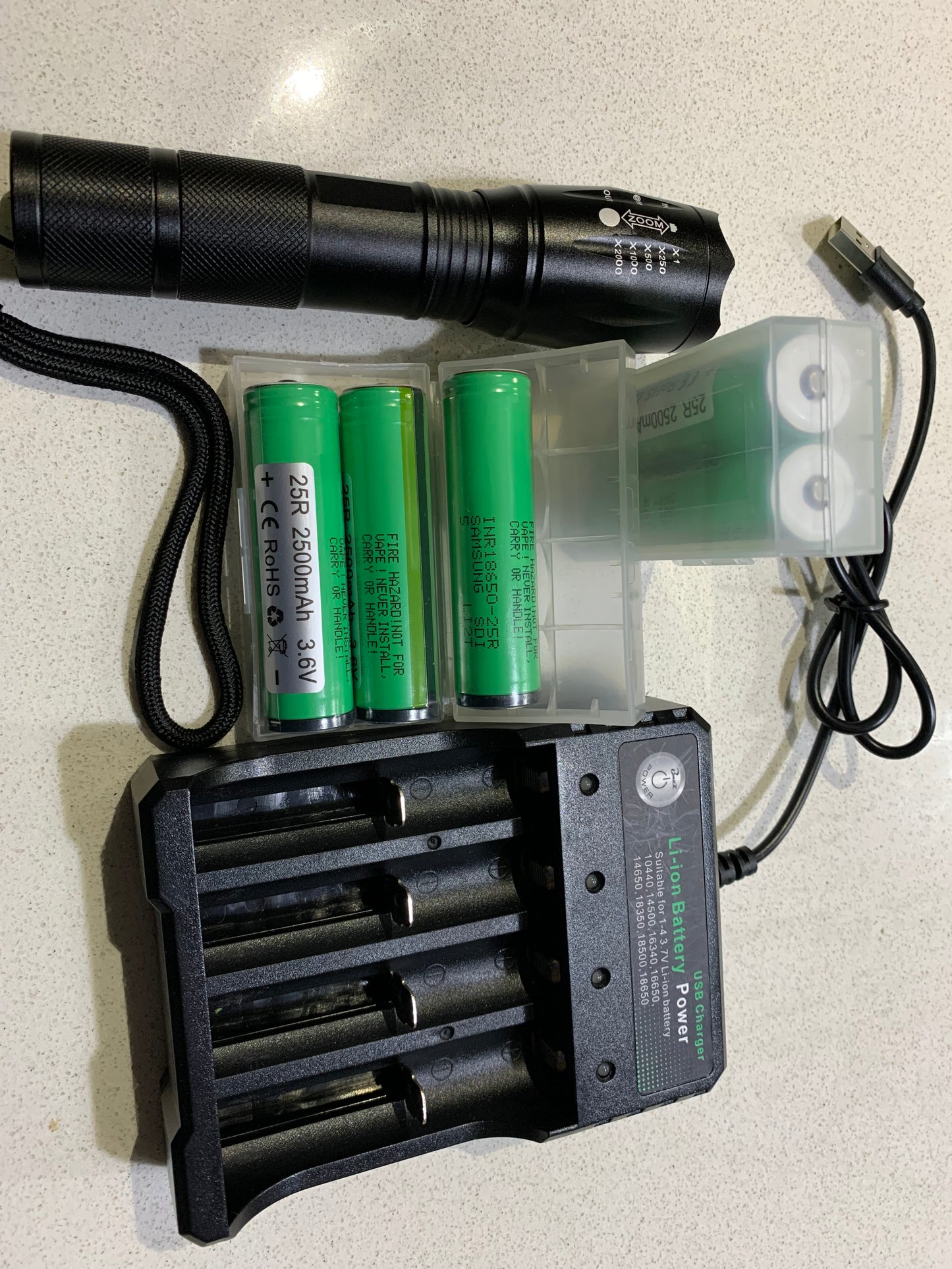 COMBO Flashlifght+Charger+ 1x Li-ion Samsung INR 18650-25R Button Top